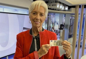 Χαρτονομίσματα των 5 ευρώ με την υπογραφή της παρουσίασε η Κριστίν Λαγκάρντ
