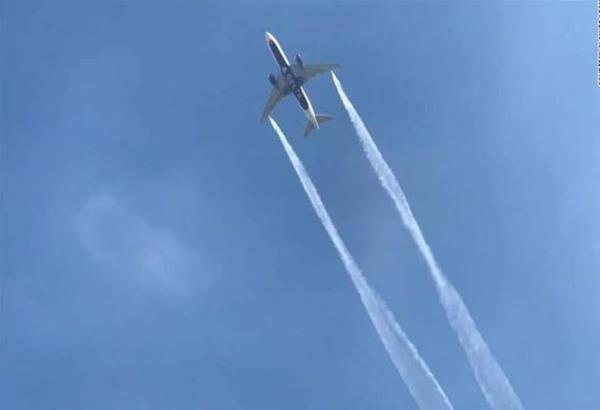 Λος Άντζελες: Η στιγμή που αεροπλάνο «αδειάζει» καύσιμα πάνω από σχολεία. Βίντεο