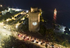 Θεσσαλονίκη τώρα: Ένταση μεταξύ αστυνομικών και διαδηλωτών στον Λευκό Πύργο