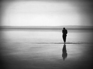 Μοναξιά: Εκείνοι που δεν την αντέχουν κάνουν τις χειρότερες σχέσεις