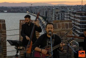 Στην ΕΡΤ3 η συναυλία που έδωσε ο Κώστας Μακεδόνας στον πυργίσκο του Λευκού Πύργου 