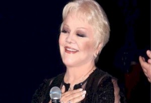 Η Μαίρη Λίντα τραγουδά μέσα από το Γηροκομείο Αθηνών 
