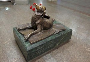 Σκύλος, θύμα 22χρονης σχιζοφρενούς,  τιμήθηκε με άγαλμα στο μετρό της Μόσχας