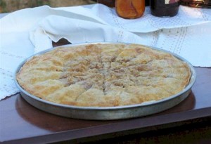 Η μανιταρόπιτα της κ. Δάφνης από τον ξενώνα «Ροδαμό» στο Χολομώντα Χαλκιδικής.