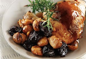 Μαριναρισμένο κοτόπουλο με κάστανα και δαμάσκηνα: Ένα γιορτινό πιάτο από την Αργυρώ Μπαρμπαρίγου