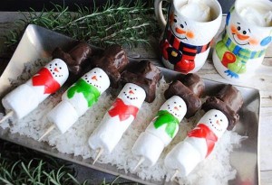 Χιονάνθρωποι, ελαφάκια και άλλα χριστουγεννιάτικα γλυκάκια από marshmallows  (βίντεο)