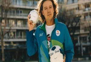 Θεσσαλονίκη: Ο Ηλίας Μάστορας φτιάχνει μπάλες ποδοσφαίρου για τυφλά παιδιά