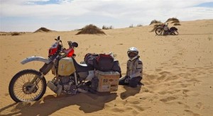 Γράμματα στις οικογένειες μεταναστών παραδίδει Θεσσαλονικιός μοτοσικλετιστής που κάνει τον γύρο της Αφρικής