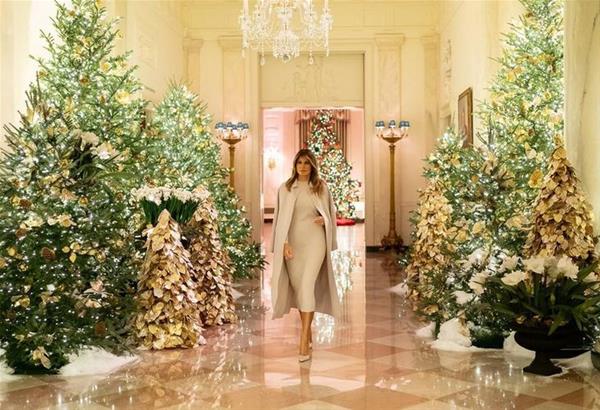 Μελάνια Τραμπ: Παρέλαβε για τελευταία φορά το χριστουγεννιάτικο δέντρο του Λευκού Οίκου(βίντεο)