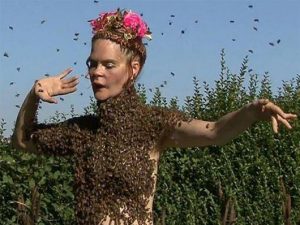 National Geographic: Xορεύει με μπλουζάκι φτιαγμένο από 10.000 μέλισσες!