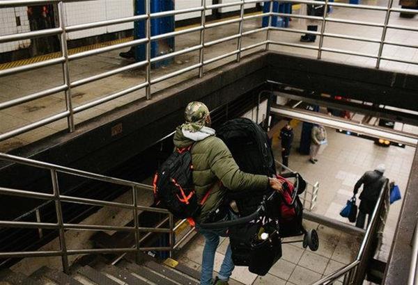 Νέα Υόρκη: 22χρονη έχασε τη ζωή της στο μετρό μεταφέροντας το καροτσάκι της κόρης της