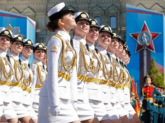 Με λευκά μίνι και μαύρες μπότες ο γυναικείος στρατός του Πούτιν (video)
