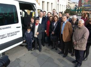 Παρέλαβε 2 mini- Bus, δωρεά του Νίκου Ξενιτίδη, ο δήμος Καλαμαριάς