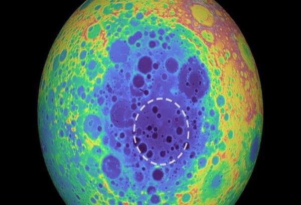 Εντοπίσθηκε μυστηριώδης μεταλλική μάζα κάτω από τη σκοτεινή πλευρά της Σελήνης