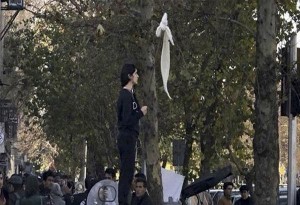 Ιράν: 12 μήνες φυλακή για γυναίκα που δεν φορούσε δημοσίως τη μαντίλα της