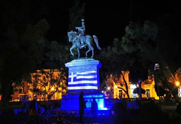 Ναύπλιο: Φωτίστηκε το άγαλμα του Κολοκοτρώνη με την ελληνική σημαία στο ομώνυμο πάρκο (βίντεο) 