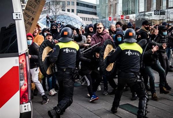 Ολλανδία: Συγκρούσεις διαδηλωτών και αστυνομικών για τα περιοριστικά μέτρα