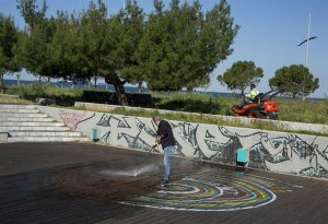 Θεσσαλονίκη: Συνεργεία του Δήμου καθάρισαν γκράφιτι και μουντζούρες από τη Νέα Παραλία