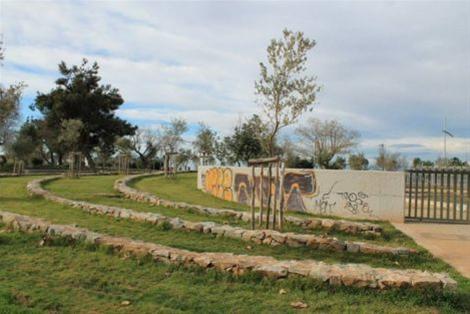 Γκράφιτι και βανδαλισμοί στην Νέα Παραλία Θεσσαλονίκης