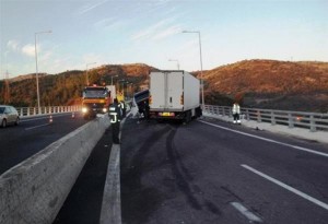 Ατύχημα στην Εγνατία  οδό με εκτροπή νταλίκας μετά τον κόμβο Κουλούρας. Εκτροπή της κυκλοφορίας