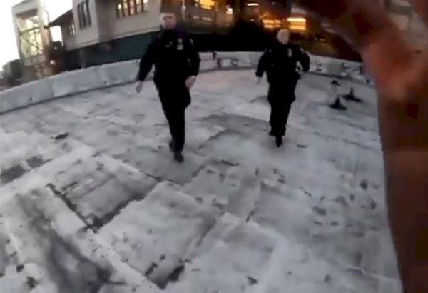 Νέα Υόρκη. Freerunner αθλητής του παρκούρ ξεφεύγει από δύο αστυνομικούς από την ταράτσα κτηρίου. Βίντεο