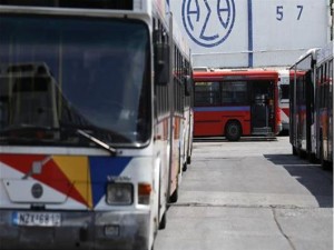 Σύγκρουση λεωφορείου του ΟΑΣΘ με ΙΧ στη Δελφών πριν λίγη ώρα.