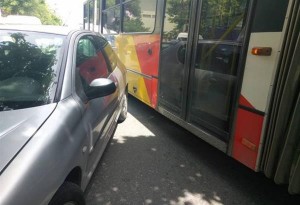 Σύγκρουση  λεωφορείου του ΟΑΣΘ με ΙΧ όχημα στη Θεσσαλονίκη