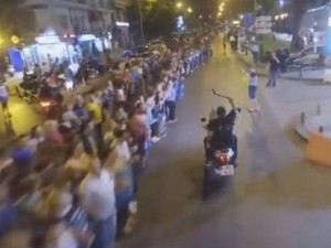 Video από ψηλά με τους 10.000 θεσσαλονικείς να χορεύουν τον ποντιακό χορό «Ομάλ» 