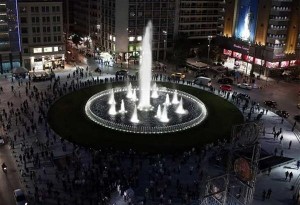 Άνοιξε η νέα πλατεία Ομονοίας με το εντυπωσιακό σιντριβάνι