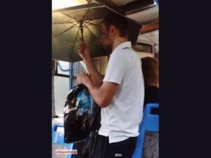 Εικόνες καθημερινής τρέλας, με την ομπρέλα μέσα στο λεωφορείο του ΟΑΣΘ που στάζει από παντού 