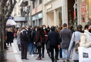 Θεσσαλονίκη: Ουρές έξω από καταστήματα - Έκκληση Ζέρβα για τήρηση των μέτρων (βίντεο)