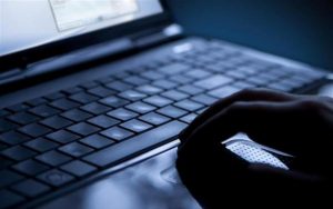 Δημοσίευσαν γυμνές φωτογραφίες 13χρονης στο διαδίκτυο, κατηγορούνται ένας 44χρονος και δύο ανήλικοι