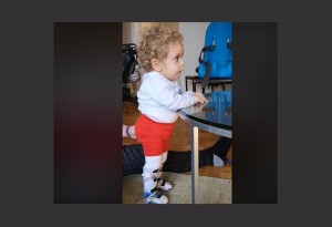 O μικρός Παναγιώτης Ραφαήλ στέκεται όρθιος στα πόδια του. Video
