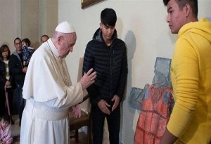 Ο Πάπας Φραγκίσκος έβαλε σε ξύλινο Σταυρό το σωσίβιο ενός μετανάστη που έχασε τη ζωή του στη Μεσόγειο.