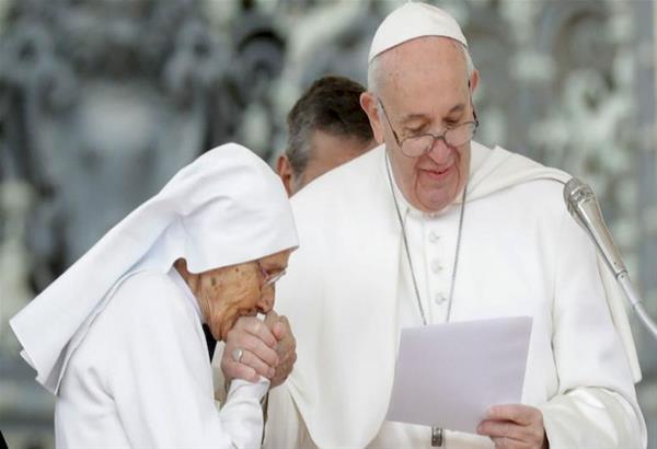 Μυστήριο ελύθη! Για αυτόν τον λόγο ο Πάπας τραβούσε το χέρι του, από τους πιστούς. Βίντεο