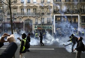 Παρίσι: Σοβαρά επεισόδια μεταξύ διαδηλωτών και αστυνομικών δυνάμεων (βίντεο)