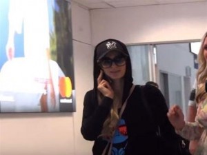 Πιστή...στη Μύκονο η Paris Hilton...Δείτε την άφιξή της στο αεροδρόμιο του νησιού. Βίντεο