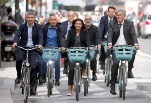 Το Παρίσι φτιάχνει ποδηλατόδρομους και η Θεσσαλονίκη αγοράζει λεωφορεία 