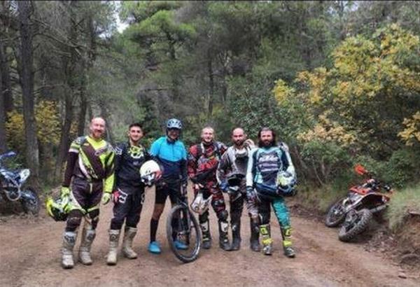 Μητσοτάκης: Πολιτική κόντρα για τη φωτογραφία του με ποδηλάτες στην Πάρνηθα