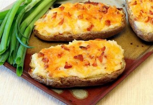 Πατάτες γεμιστές με τυρί και μπέικον από τον Μανώλη Θλιβερό!