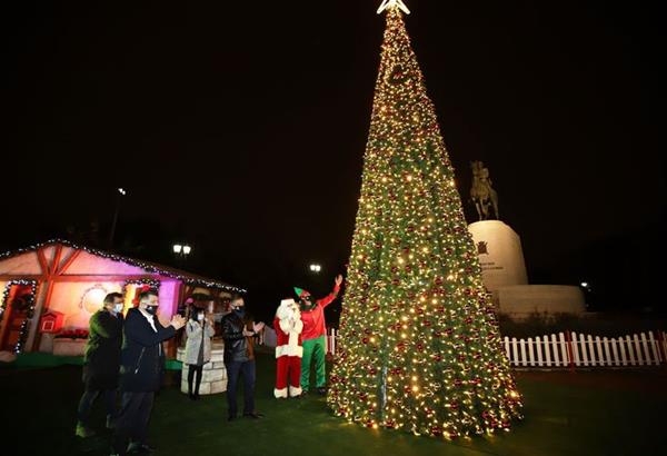 Πατούλης: Φωταγωγήθηκε το χριστουγεννιάτικό δέντρο στο Πεδίο του Άρεως