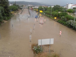 Θεσσαλονίκη: Πλημμύρισαν και έκλεισαν και τα δύο ρεύματα του περιφερειακού