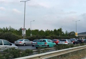 Περιφερειακός Θεσσαλονίκης: Μποτιλιάρισμα από σύγκρουση δύο ΙΧ οχημάτων. 