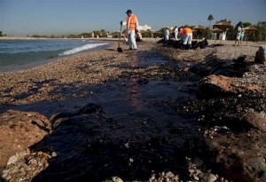 Χαλκιδική: Θαλάσσια ρύπανση στο αλιευτικό καταφύγιο των Ν. Μουδανίων