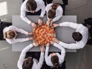 Η πίτσα αυξάνει την παραγωγικότητα στη δουλειά, σύμφωνα με μελέτη