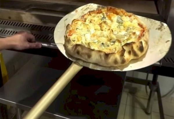 Γάλλος σεφ κατέρριψε το ρεκόρ Γκίνες. Εφτιαξε πίτσα με... 254 τυριά 