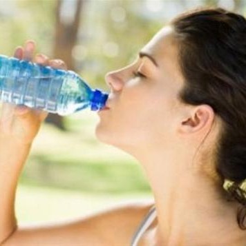 Από τι κινδυνεύετε αν πίνετε νερό από ξαναχρησιμοποιημένα πλαστικά μπουκάλια