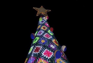 Ένα όμορφο πλεκτό Χριστουγεννιάτικο δέντρο στολίζει τον Αγαλά Ζακύνθου