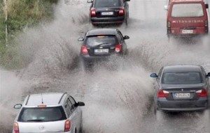 Πλημμύρισαν οι δρόμοι στη Θεσσαλονίκη - 35 κλήσεις δέχτηκε η Πυροσβεστική