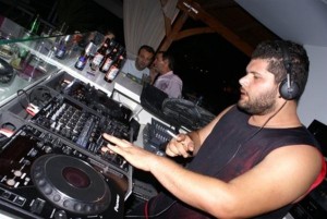 Υes we club: DJ Paul, Νikos Ploumis (Republic Radio) @ Lido Paradise